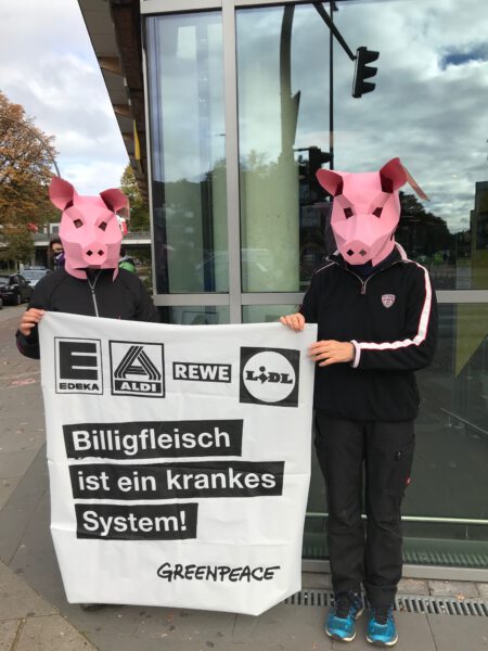 Greenpeace-Aktivisten vor einem Hamburger Supermarkt